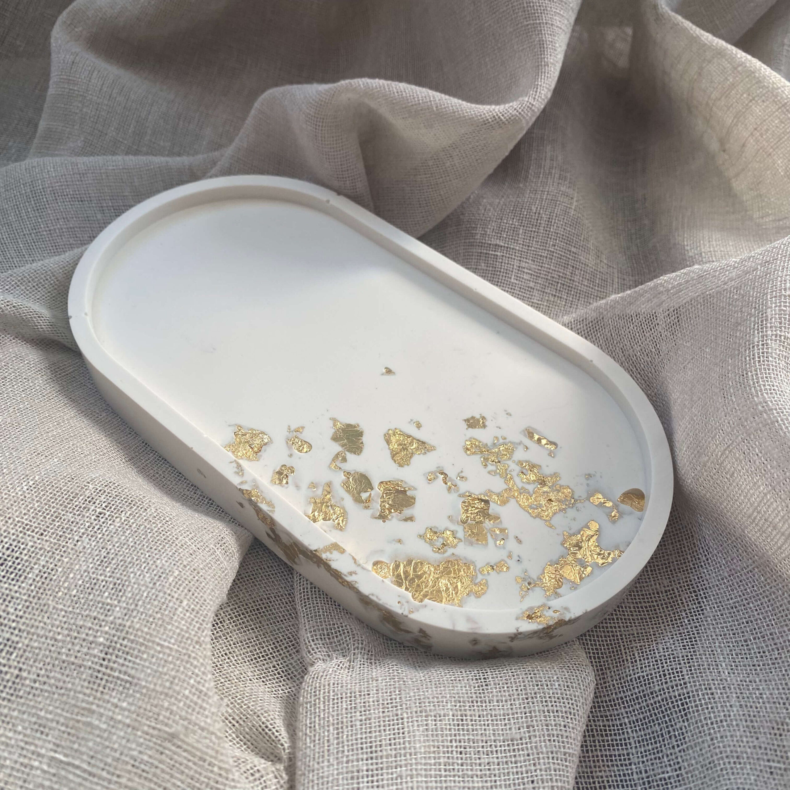 Plateau ovale en Jesmonite - feuille Or